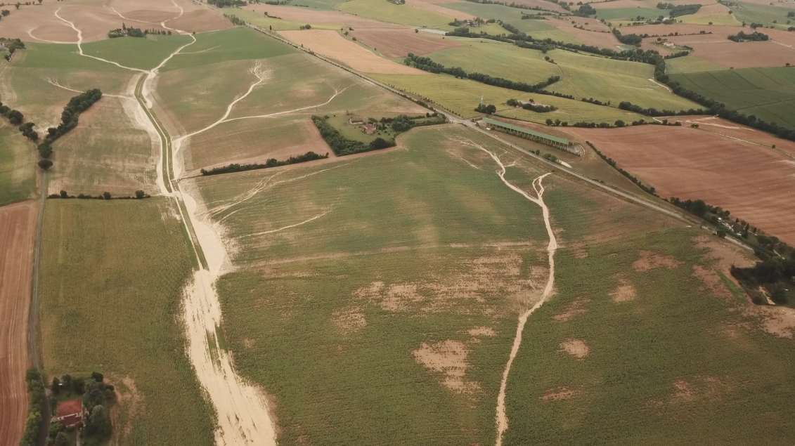 Afficher la vidéo Ruissellements sur des exploitations agricoles lors de fortes pluies sur le bassin Adour-Garonne