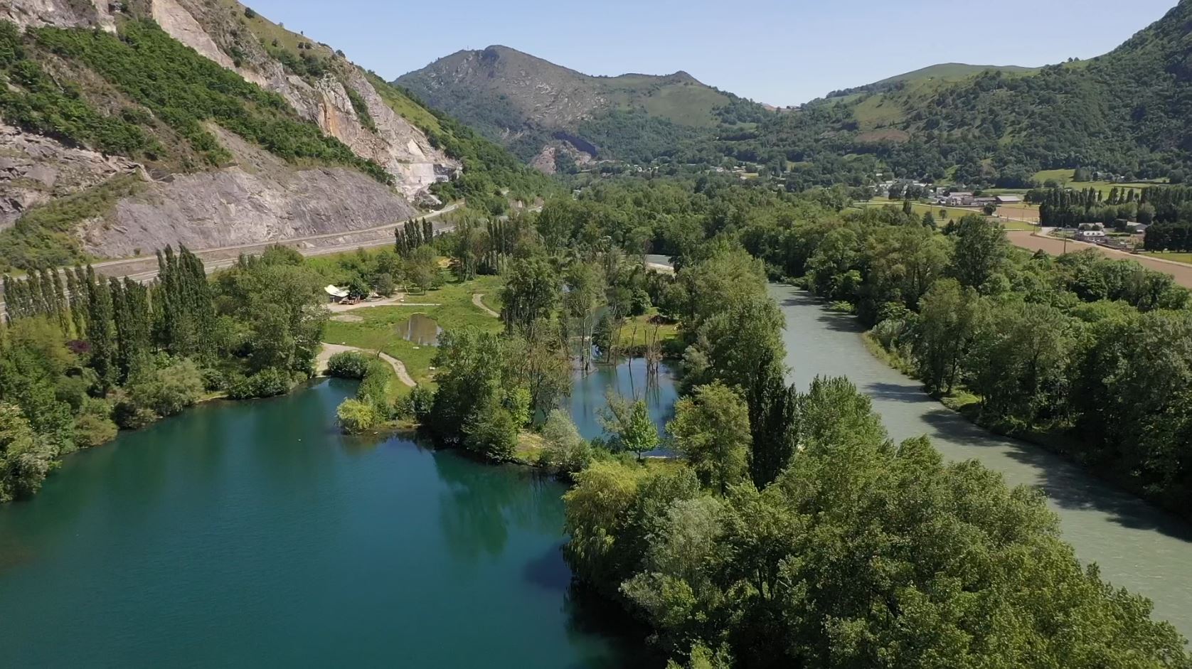Photo aérienne d'un lac bordé d'arbre 