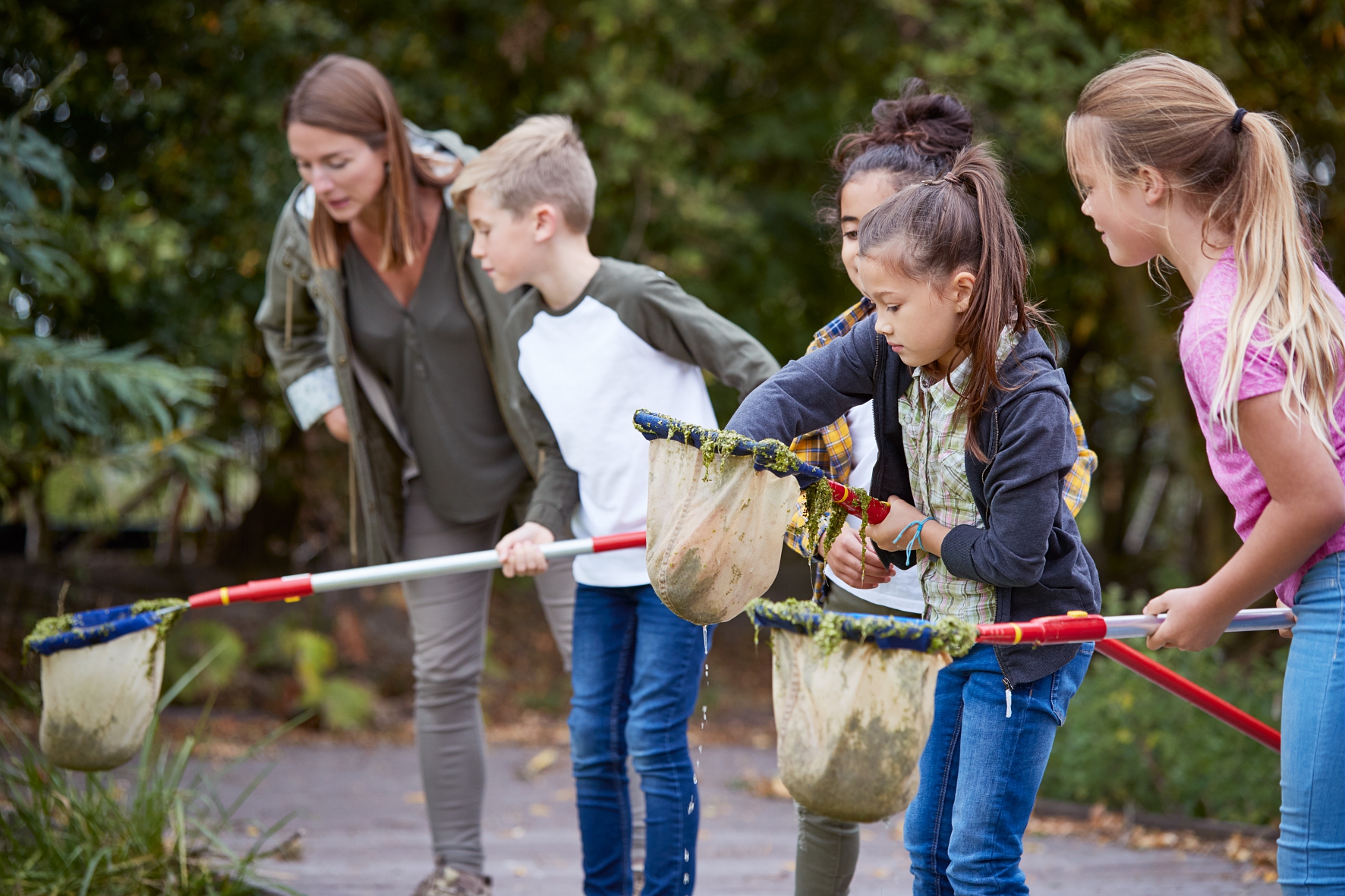 enfants et scolaires en atelier pédagogique autour de la préservation de l'eau